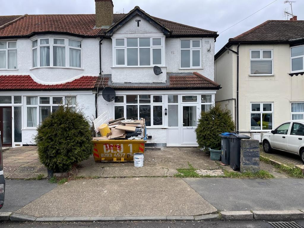 Surbiton, KT6 3 bed semidetached house £2,100 pcm (£485 pw)