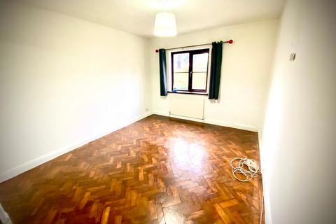 2 bedroom ground floor flat to rent, Victoria Road, Ealing