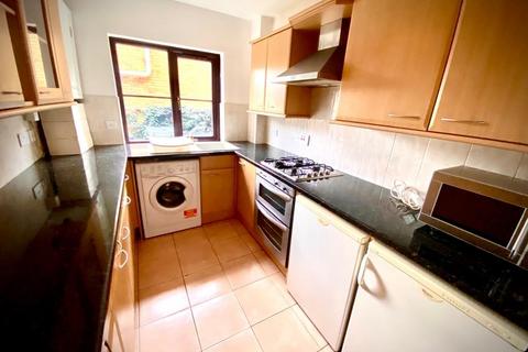 2 bedroom ground floor flat to rent, Victoria Road, Ealing