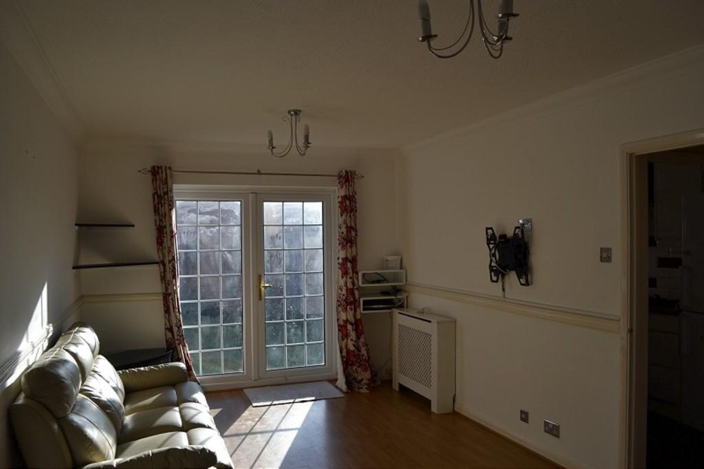 Heathfield Park Drive Chadwell Heath 2 Bed Semi Detached House £