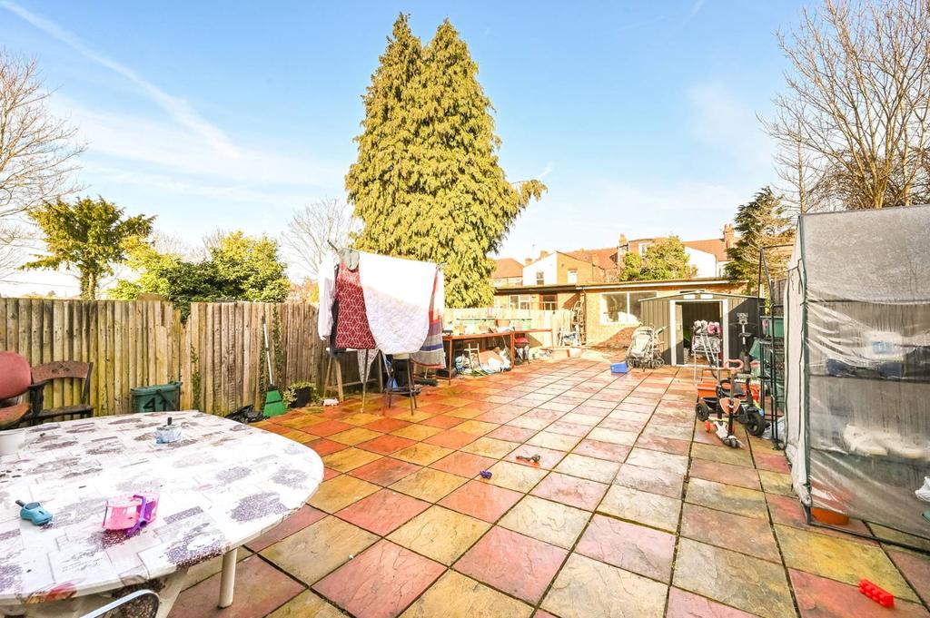 Bulstrode Road, Hounslow, TW3 3 bed flat £400,000