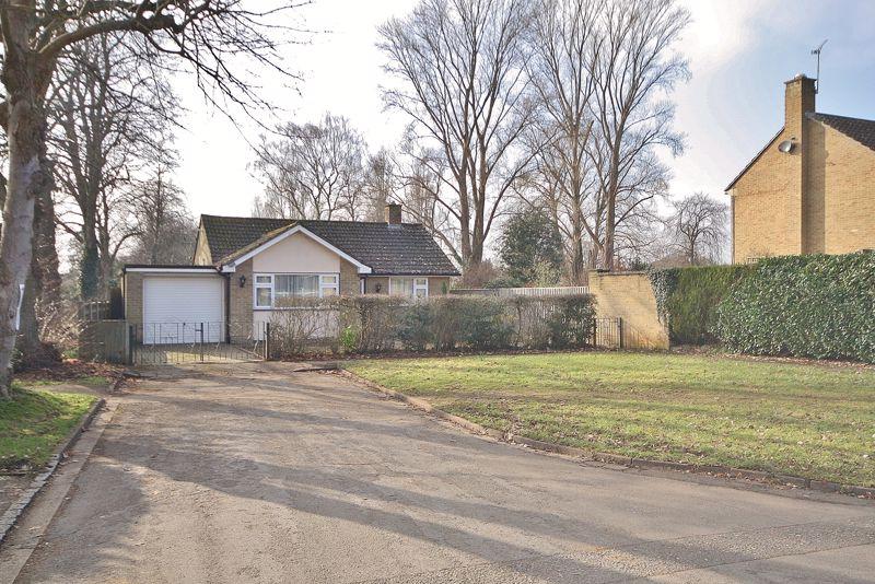 WOODLANDS ROAD, Witney OX28 2DN 2 bed detached bungalow £595,000