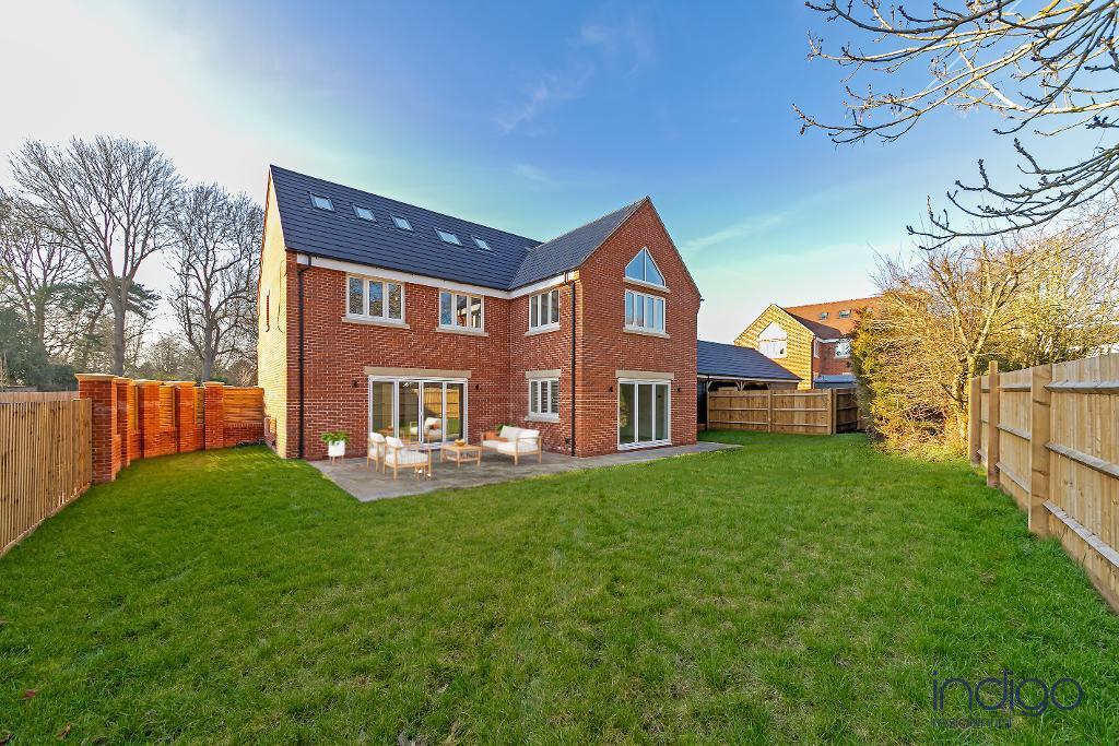 Longacre Place, Clophill, Bedfordshire, MK45 4TD 5 bed detached house