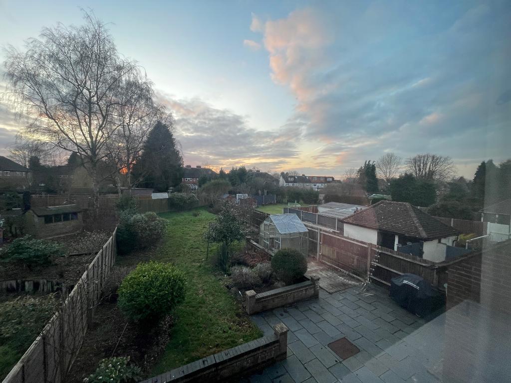 Gresham Avenue, Warlingham, Surrey... 3 bed semidetached house £