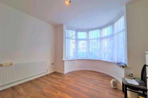 3 bedroom flat to rent, Hayes Crecent, Golders Green, NW11