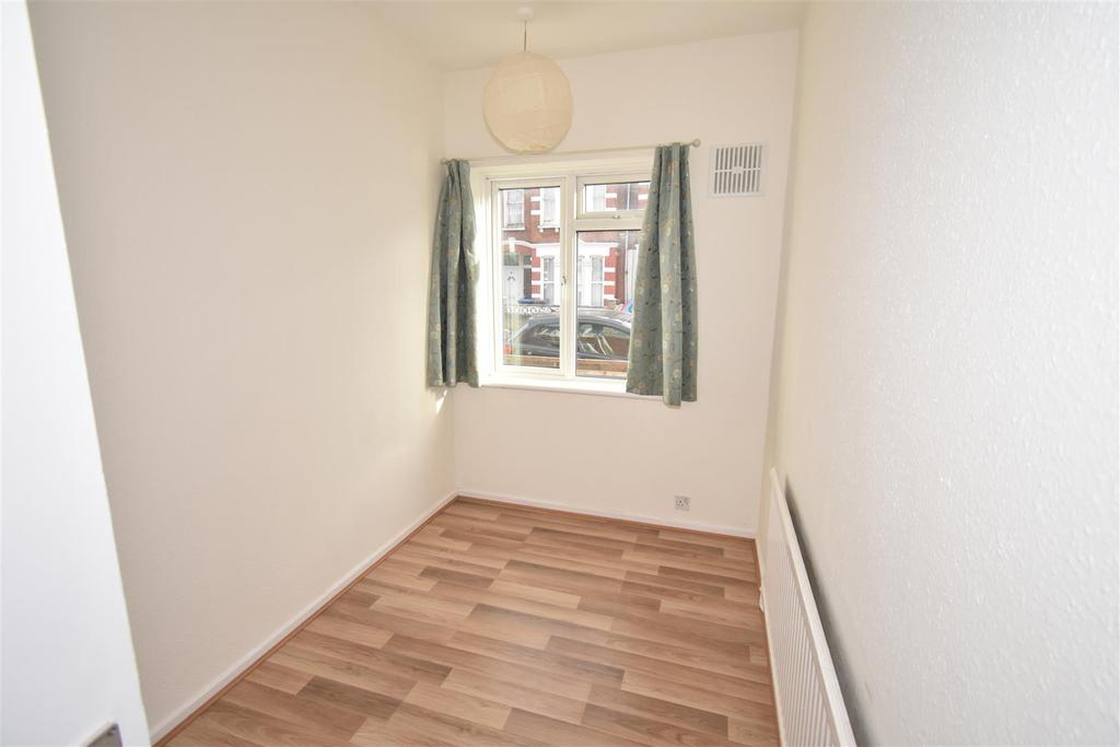 Tynemouth Road, Mitcham, CR4 3 bed flat £2,100 pcm (£485 pw)