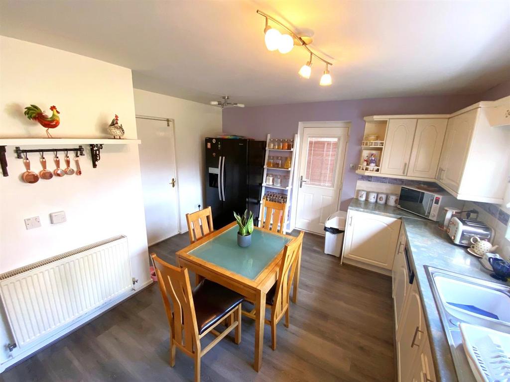 Charlecote Drive, Dudley 4 bed house £1,400 pcm (£323 pw)