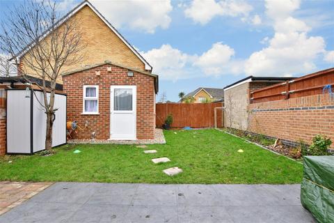 5 bedroom end of terrace house for sale - Puffin Close, Barking, Essex