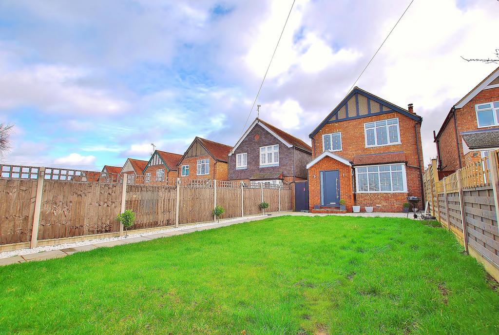 Rydes Hill Road, Guildford, Surrey, GU2 3 bed detached house £2,150