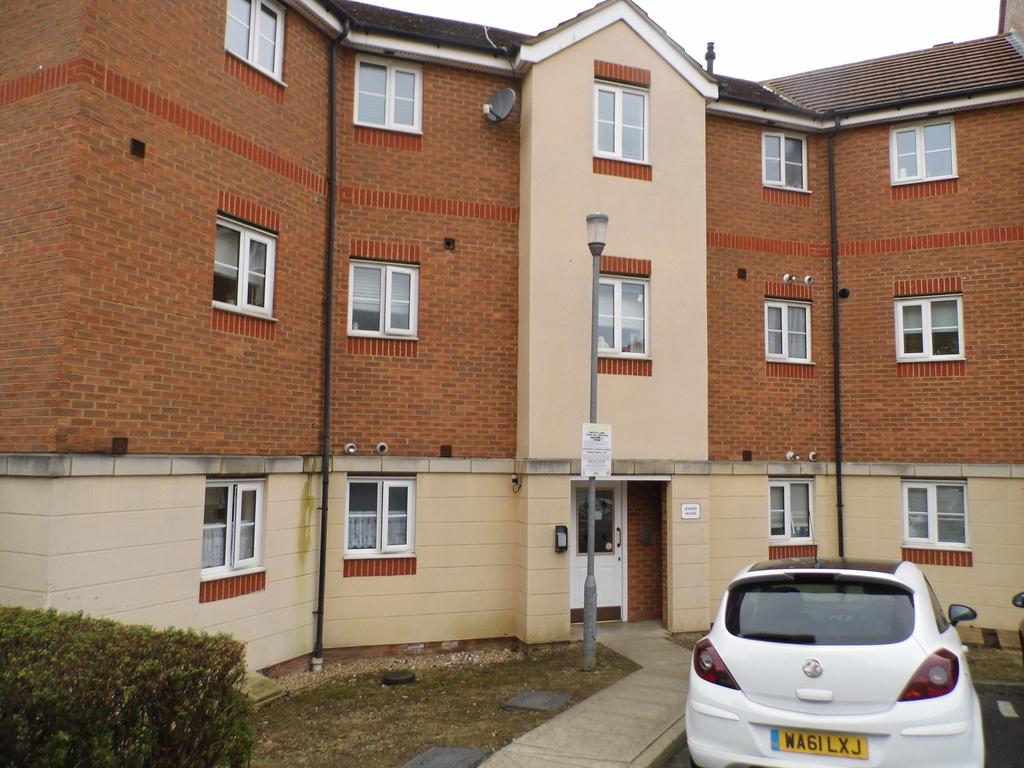 Nightingale Crescent, Harold Wood RM3 2 bed flat £1,450 pcm (£335 pw)