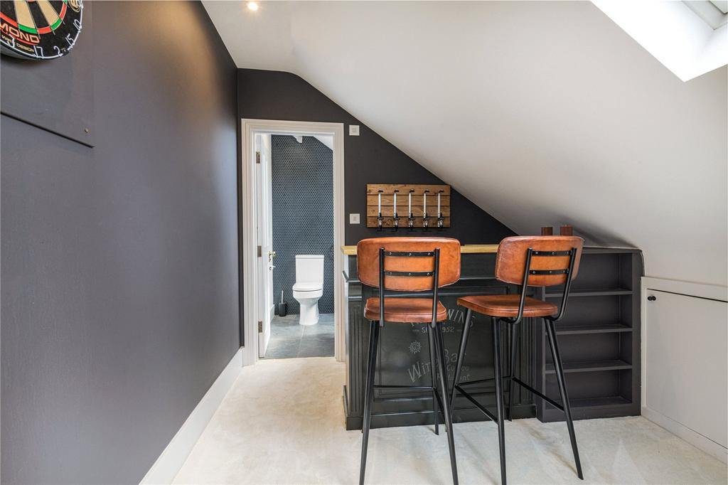 Bedroom / Bar