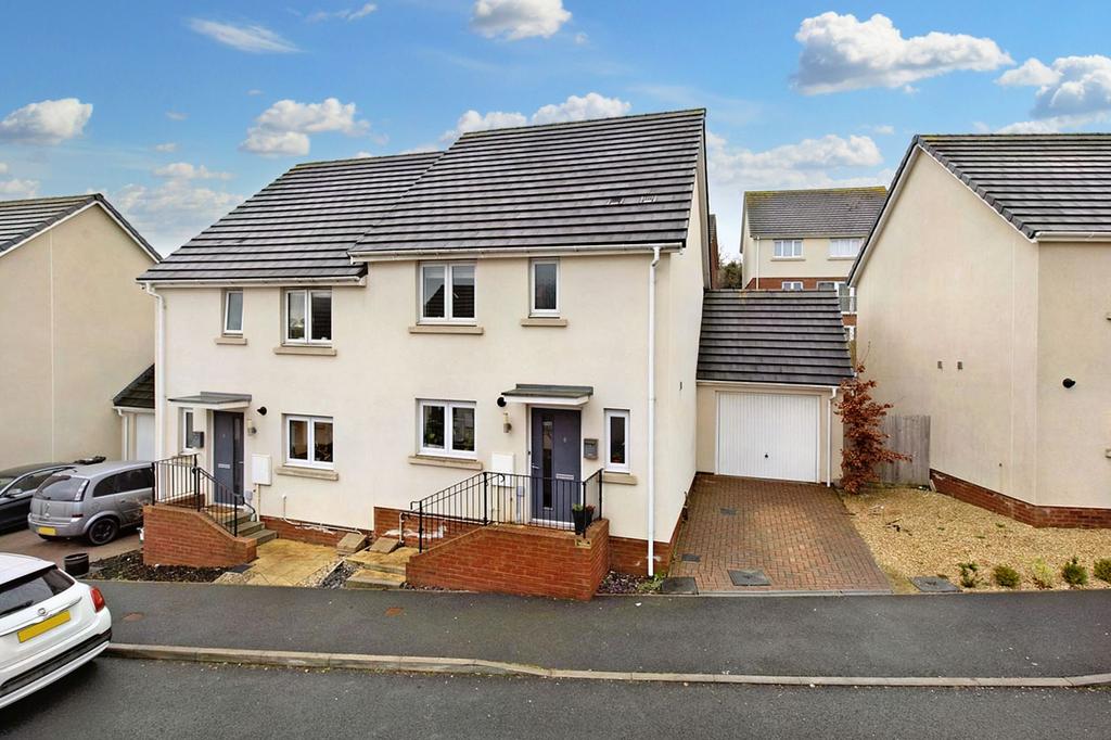 Chariot Drive, Kingsteignton, TQ12 3 bed semi-detached house - £300,000