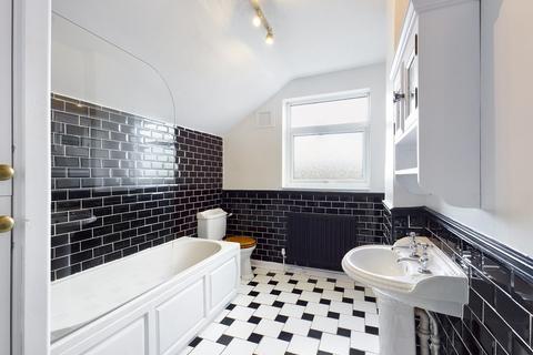2 bedroom end of terrace house to rent, Gladstone Avenue, Gotham