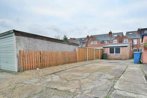 2 bedroom end of terrace house to rent, Gladstone Avenue, Gotham
