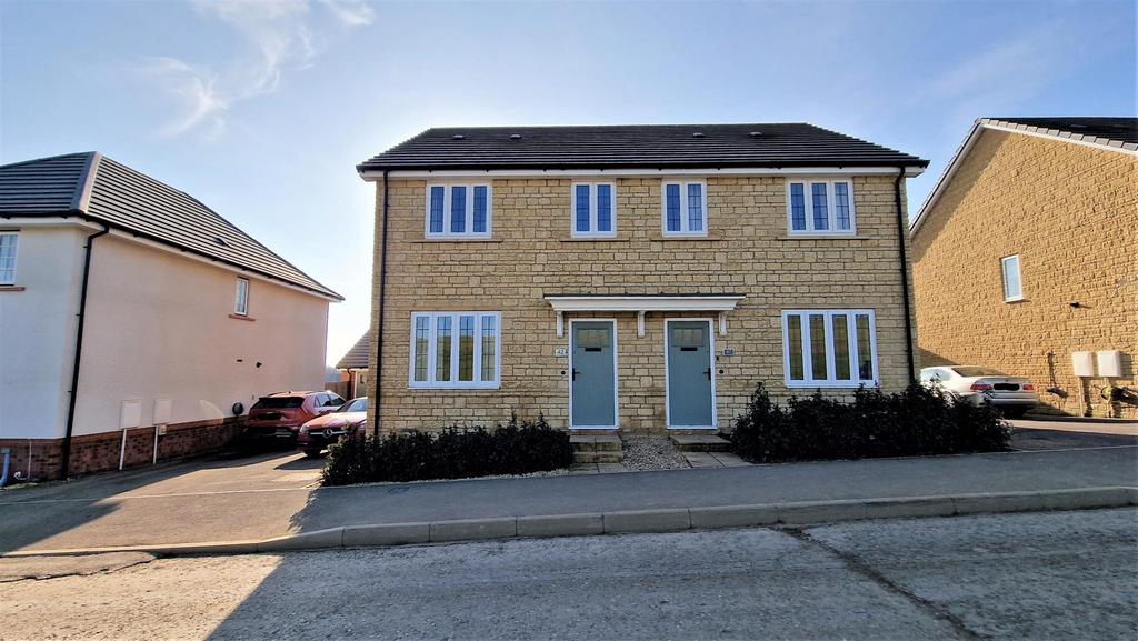 Haystack Avenue, Chippenham 3 bed semidetached house £335,000