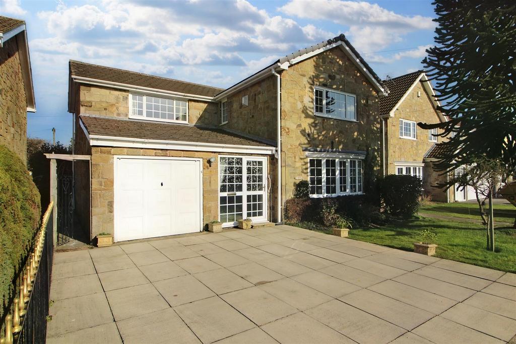 Mead Way, Kirkburton, Huddersfield, HD8 0TG 4 bed detached house for