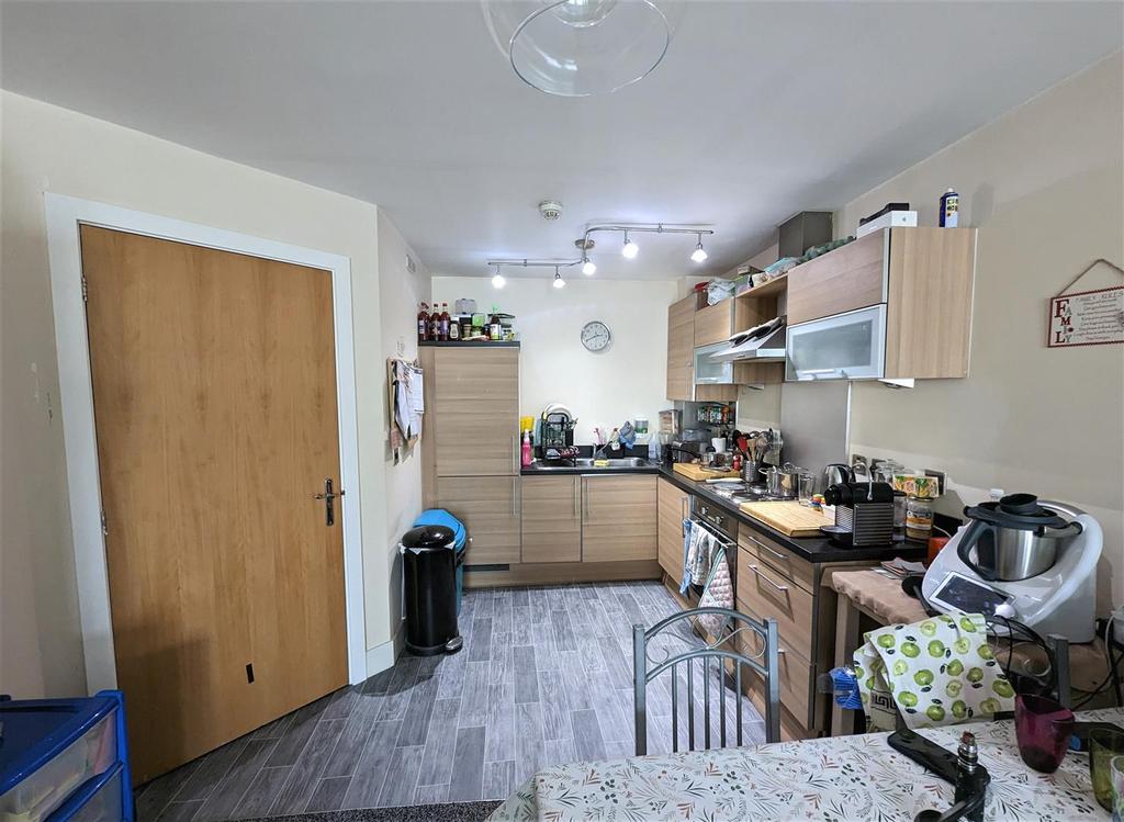 Ellis Court, Textile Street, Dewsbury 2 bed apartment £650 pcm (£150 pw)