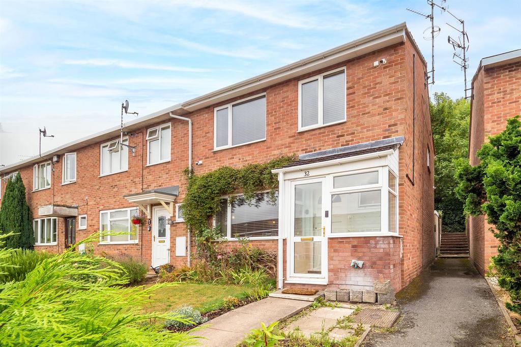 Redfern Avenue, Kenilworth 3 bed end of terrace house £320,000