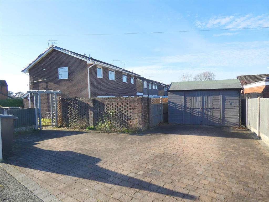 Beech Grove, Sandbach 3 bed semidetached house £900 pcm (£208 pw)