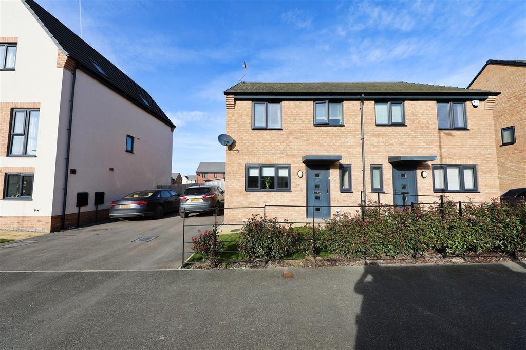 Pioneer Way, Kingswood, Hull 3 bed semidetached house for sale £175,000