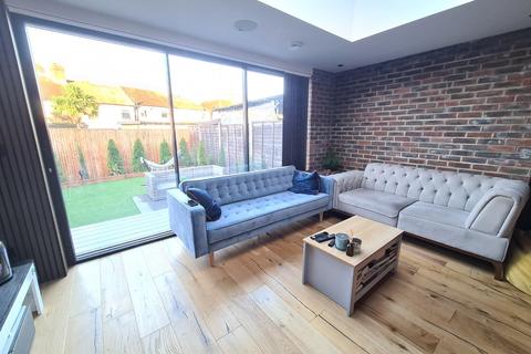 33 Dorchester Road, Worcester Park, KT4 8NW