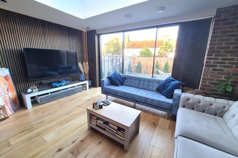 33 Dorchester Road, Worcester Park, KT4 8NW
