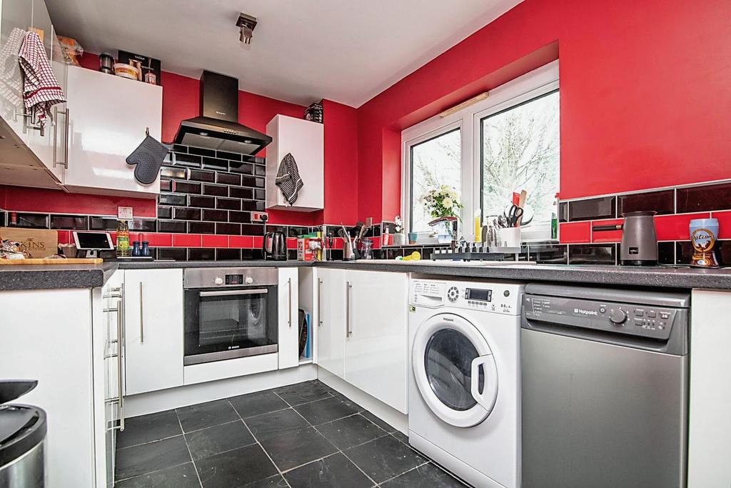 Close, Shirley, Solihull 2 bed apartment £160,000