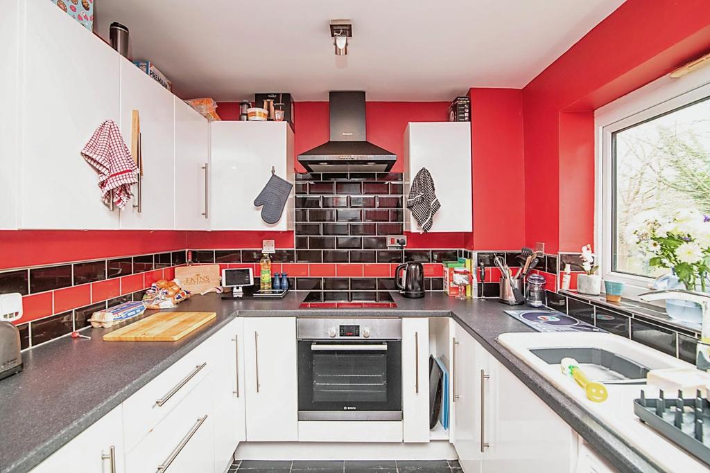 Close, Shirley, Solihull 2 bed apartment £160,000