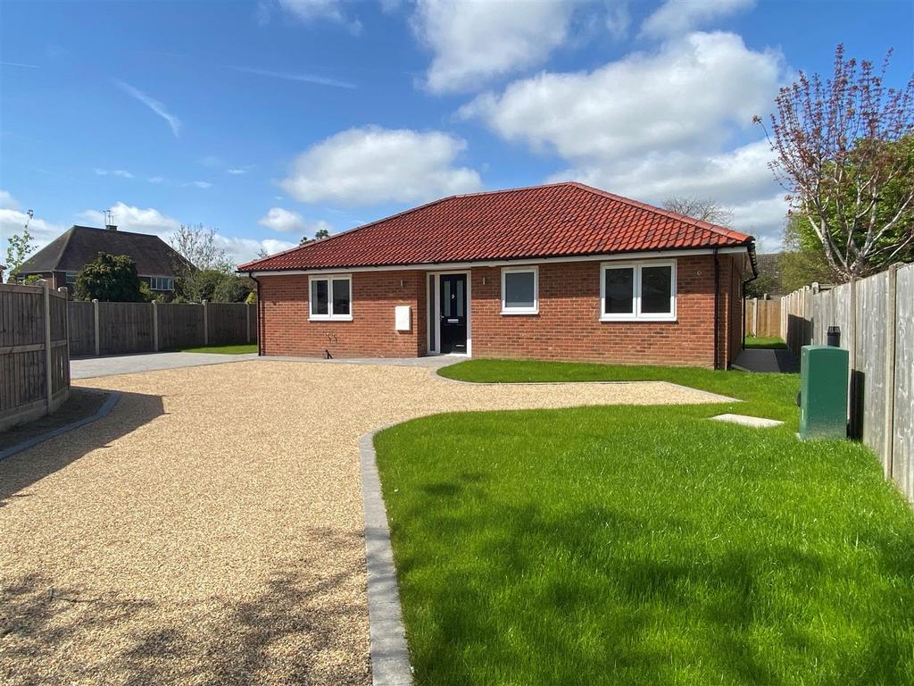 Maldon Road, BurnhamOnCrouch 2 bed detached bungalow for sale £525,000