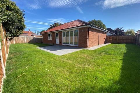 2 bedroom detached bungalow for sale - Maldon Road, Burnham-On-Crouch