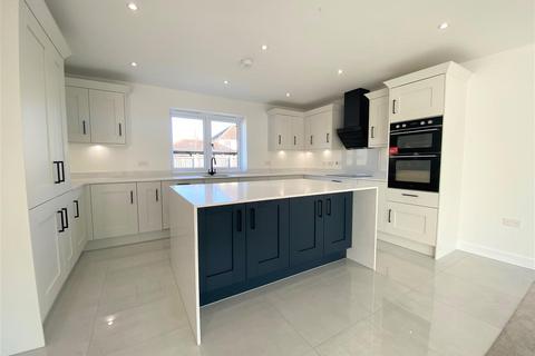 2 bedroom detached bungalow for sale - Maldon Road, Burnham-On-Crouch