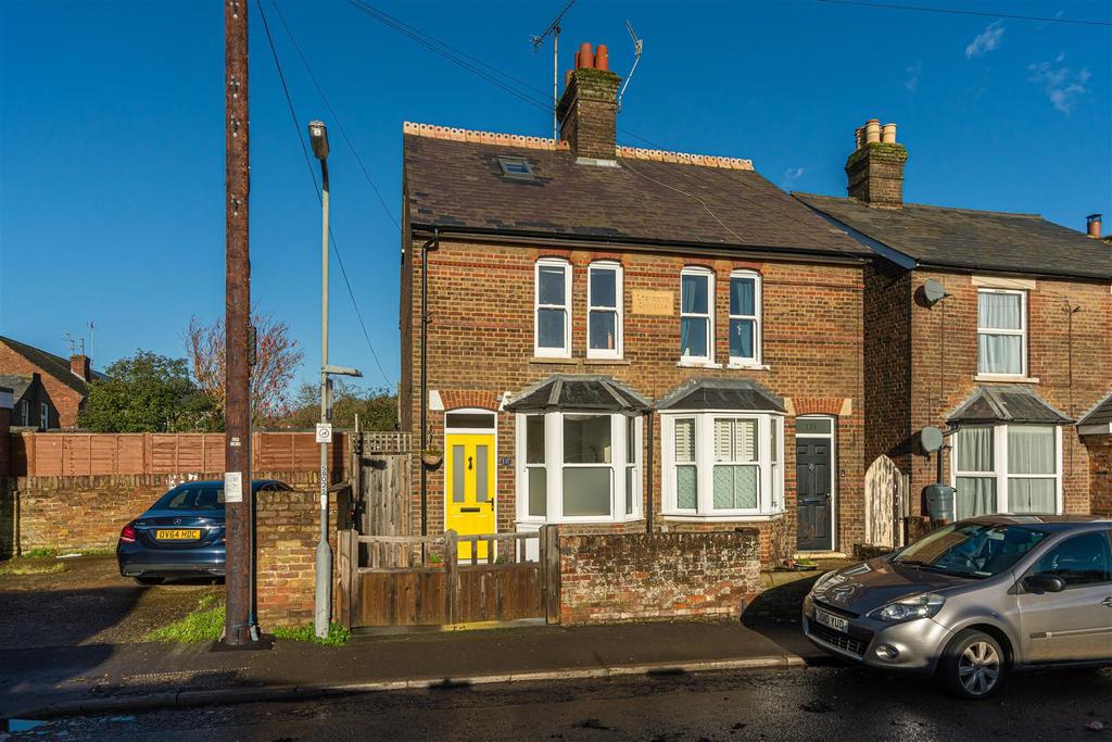 Sunnyside Road, Chesham, Buckinghamshire, HP5 2AP 3 bed semidetached house £395,000