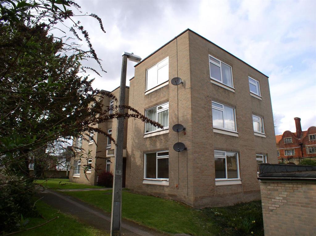 Ashleigh Court, Rawdon Drive, Hoddesdon, Hertfordshire 2 bed apartment