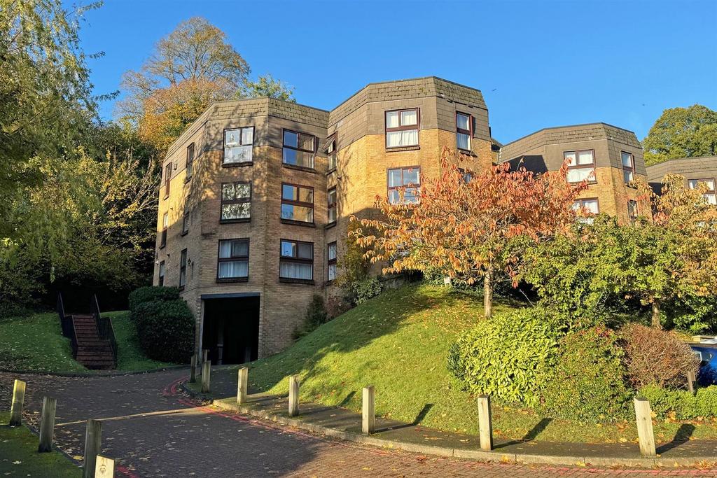 Godalming 2 bed flat for sale £259,500