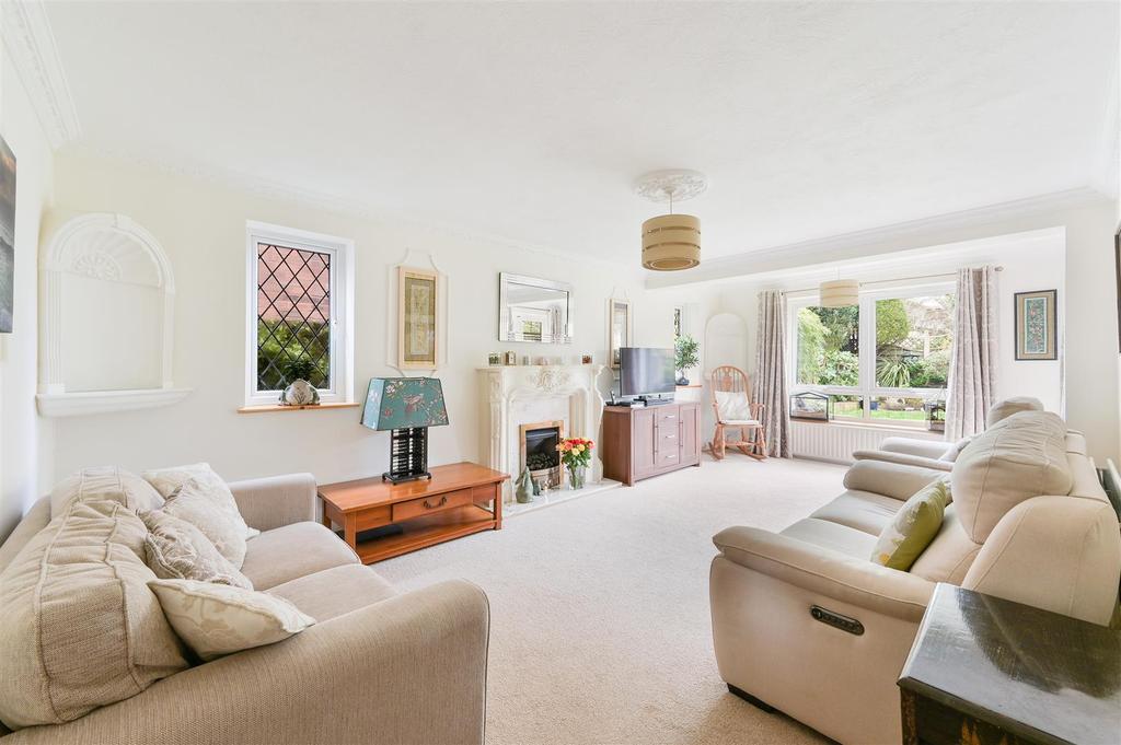 Thurnham Way, Tadworth 3 bed detached house £580,000