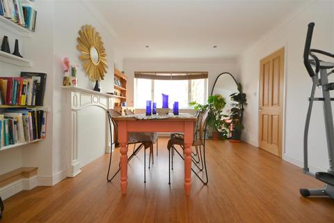 8 Benbow Close, Malvern, WR14 4JJ