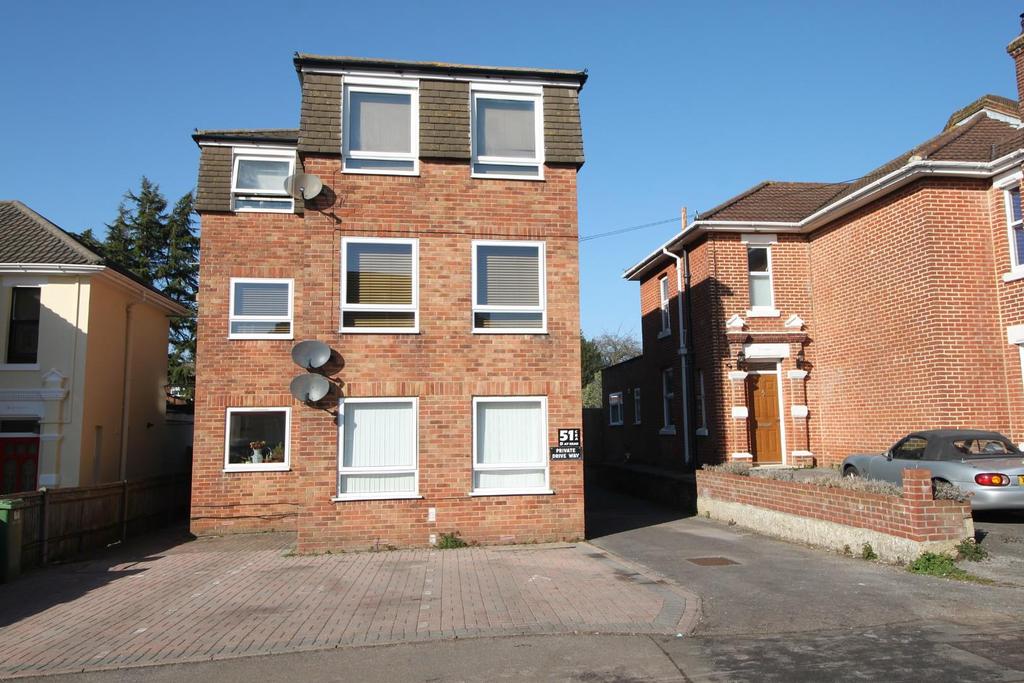 Station Road, Netley Abbey, Southampton 2 bed flat £900 pcm (£208 pw)