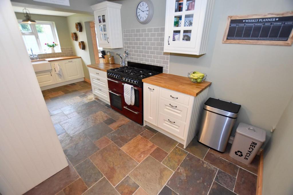 Joseph Luckman Road, Bedworth NO ONWARD CHAIN 4 bed detached house £325,000
