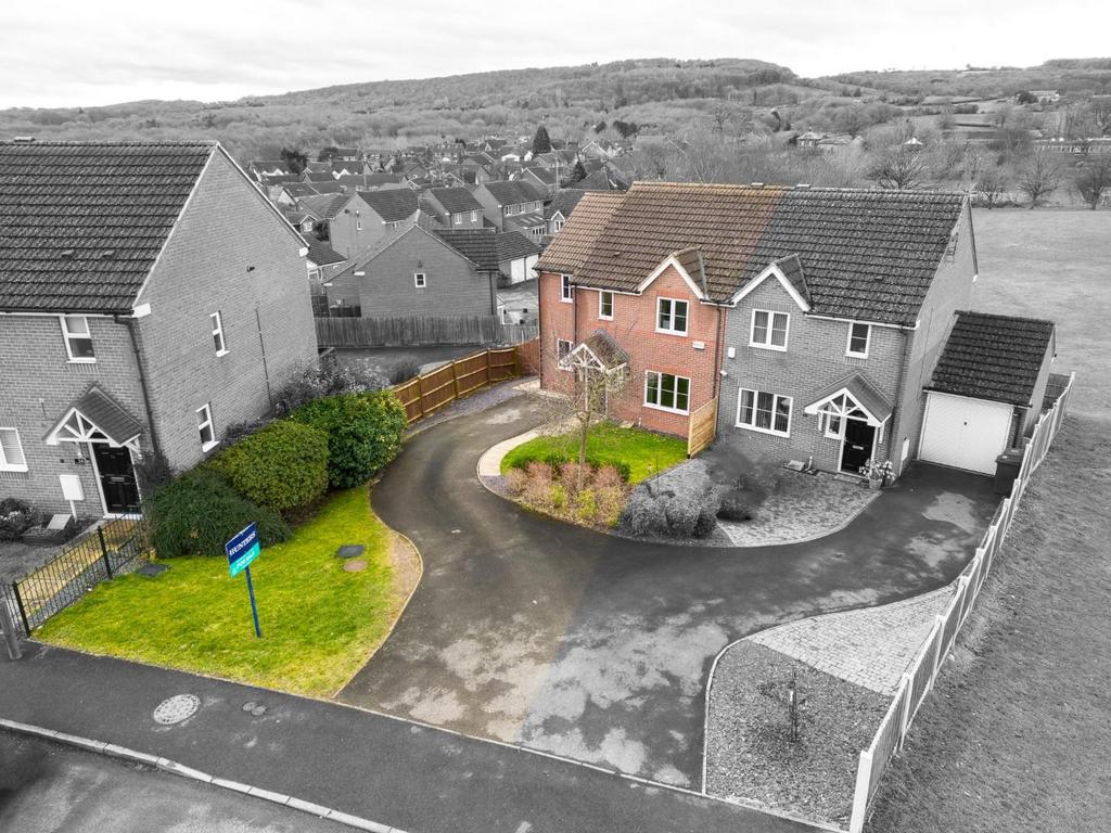 Allendale Road, Wingerworth, Chesterfield, S42 6PX 4 bed semidetached