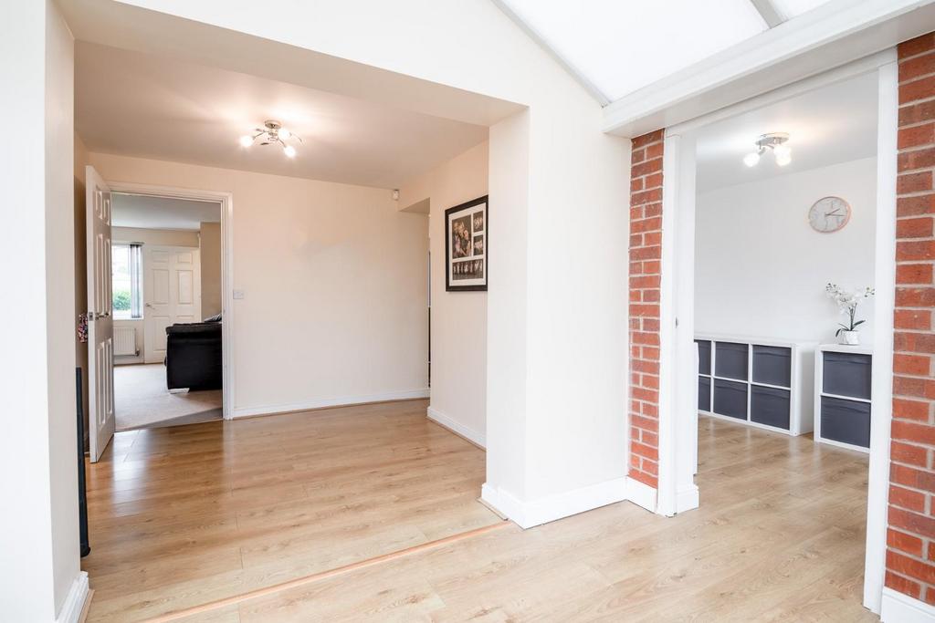DINING ROOM.jpg