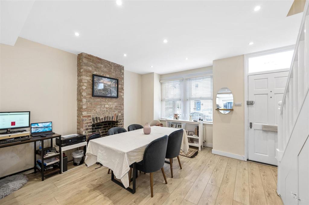 Aston Road, Raynes Park, SW20 3 bed house £3,000 pcm (£692 pw)