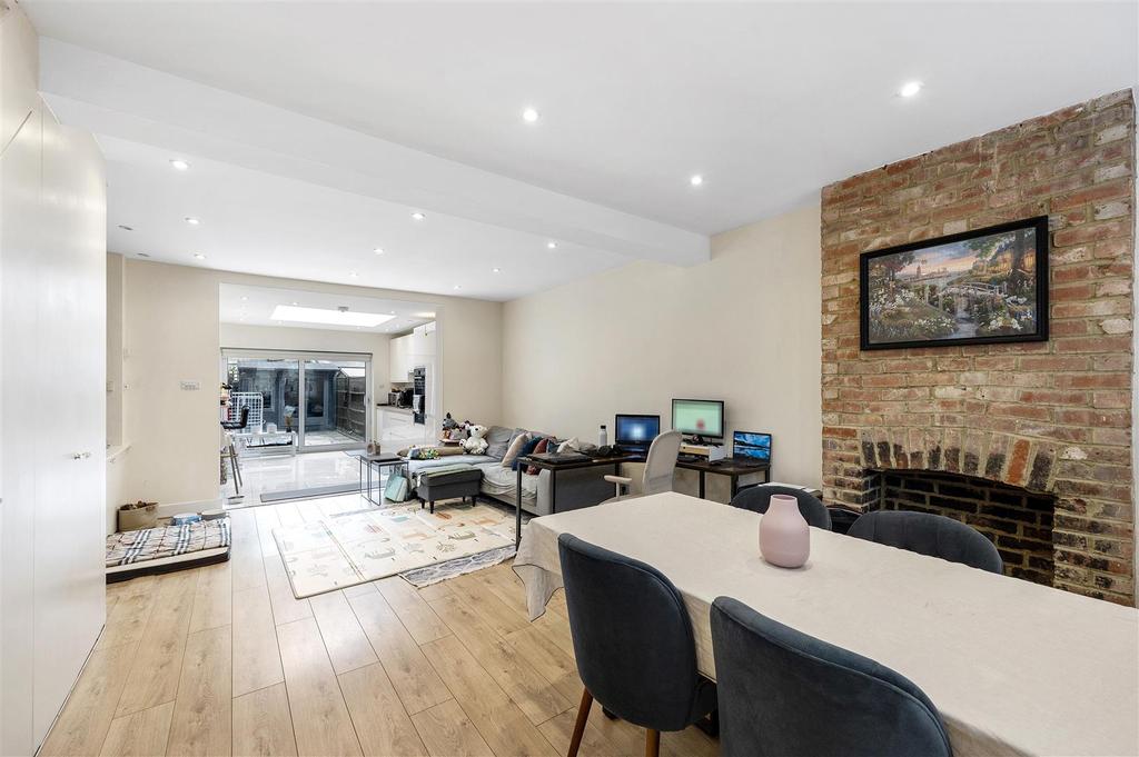 Aston Road, Raynes Park, SW20 3 bed house £3,000 pcm (£692 pw)