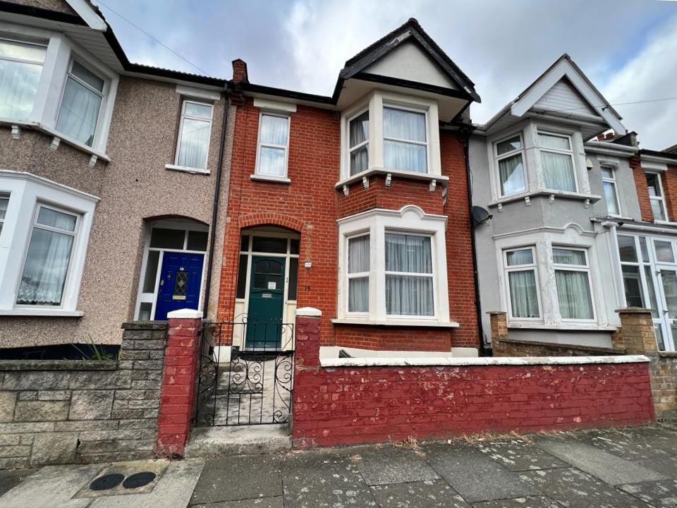 Claremont Gardens, Ilford 3 bed house for sale £450,000