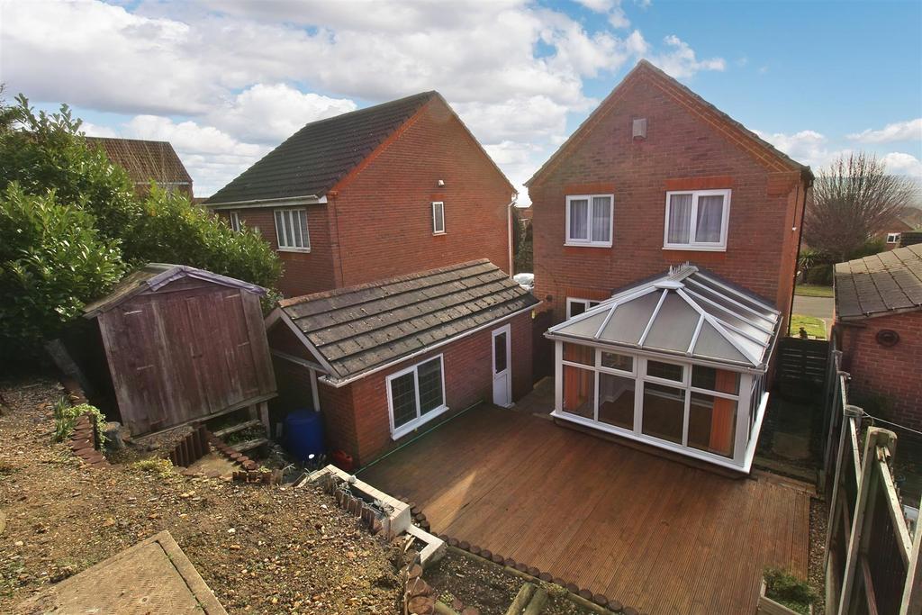Round Hill, Darton, Barnsley S75 5QJ 3 bed detached house for sale £