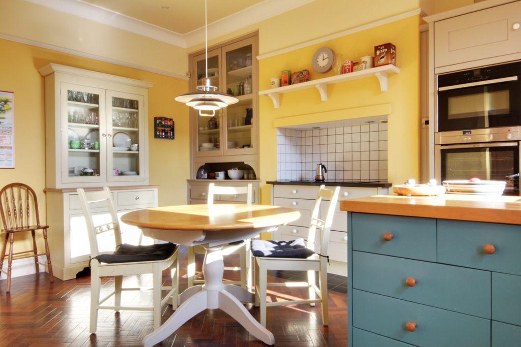Dining kitchen.