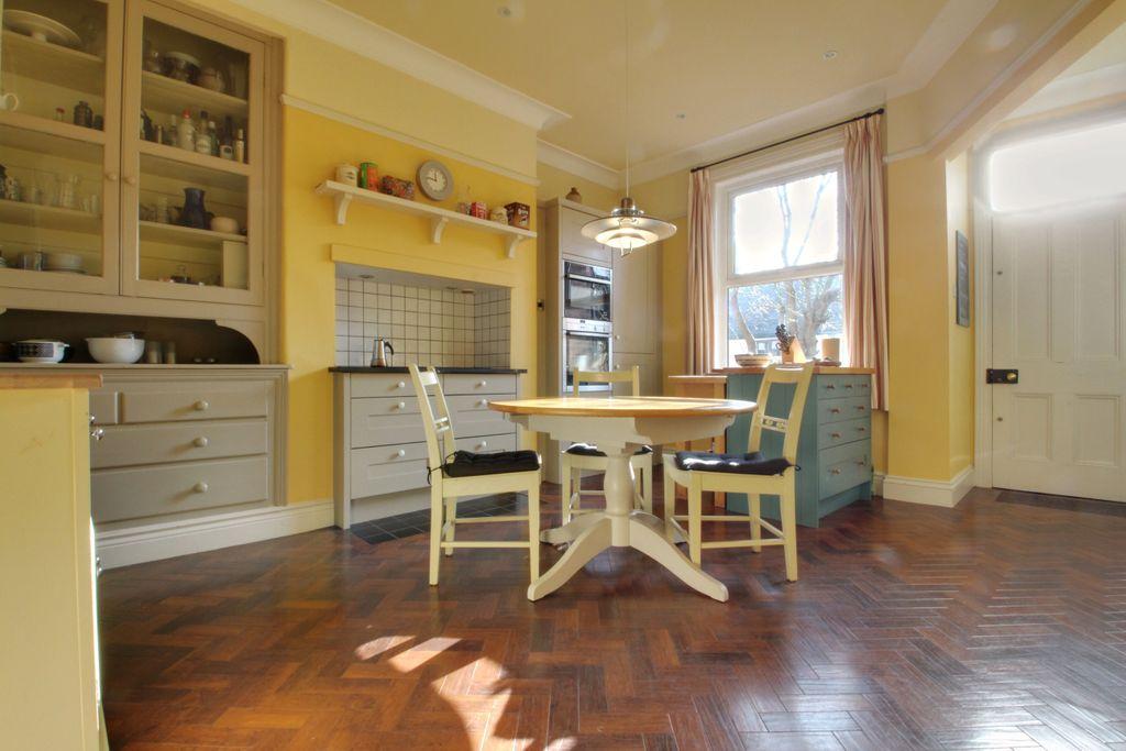 Dining kitchen.