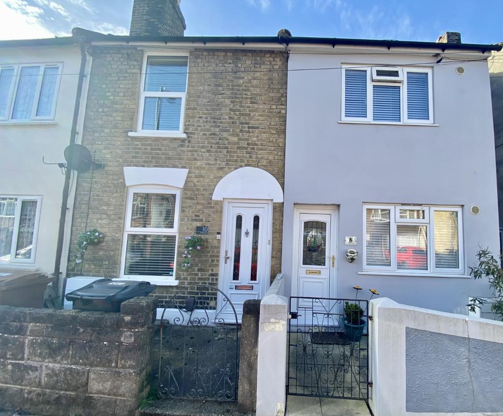 Kings Road, Chatham, ME5 2 bed terraced house £220,000