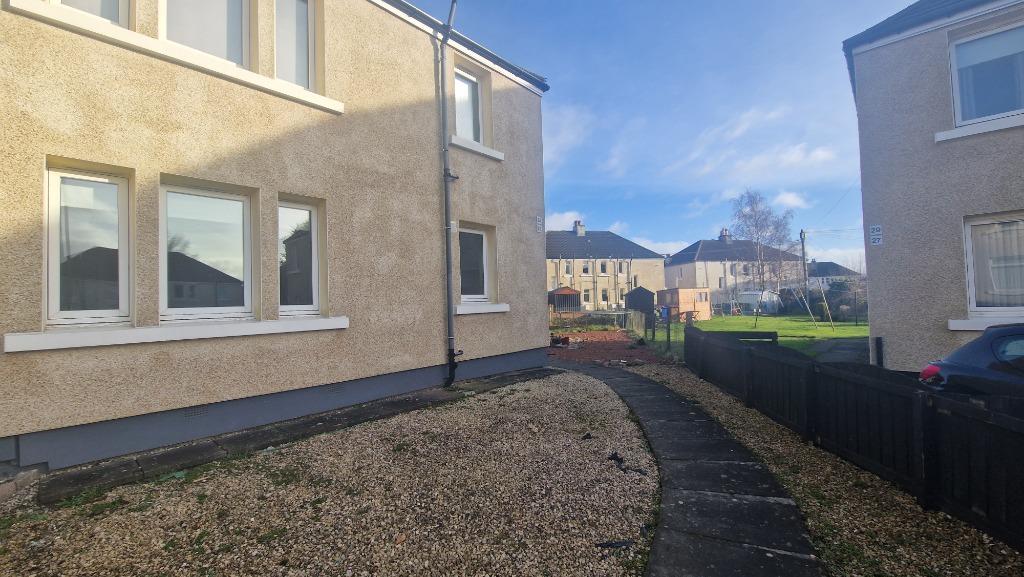 Lochfield Crescent, Paisley... 2 bed flat £725 pcm (£167 pw)