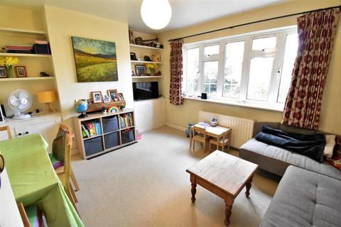 8, Malvern Court Hook Road, Surbiton, KT6 5AB
