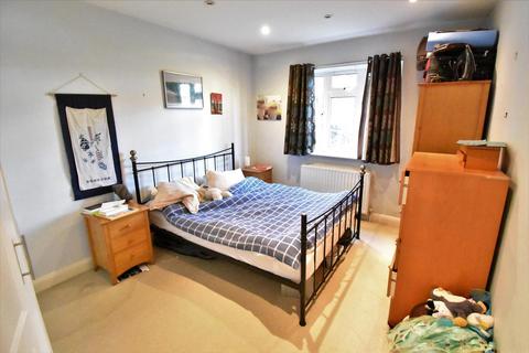 8, Malvern Court Hook Road, Surbiton, KT6 5AB